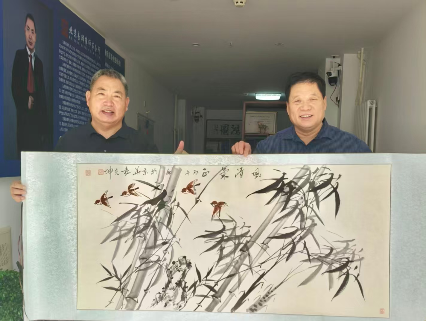 著名书画家袁克坤先生一行向左刚民律师赠送丹青墨宝